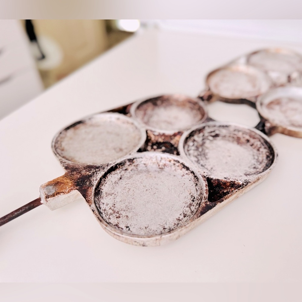 VINTAGE Cast Iron 4 Pancake Pan w Wooden Handles - Picture 4 of 15